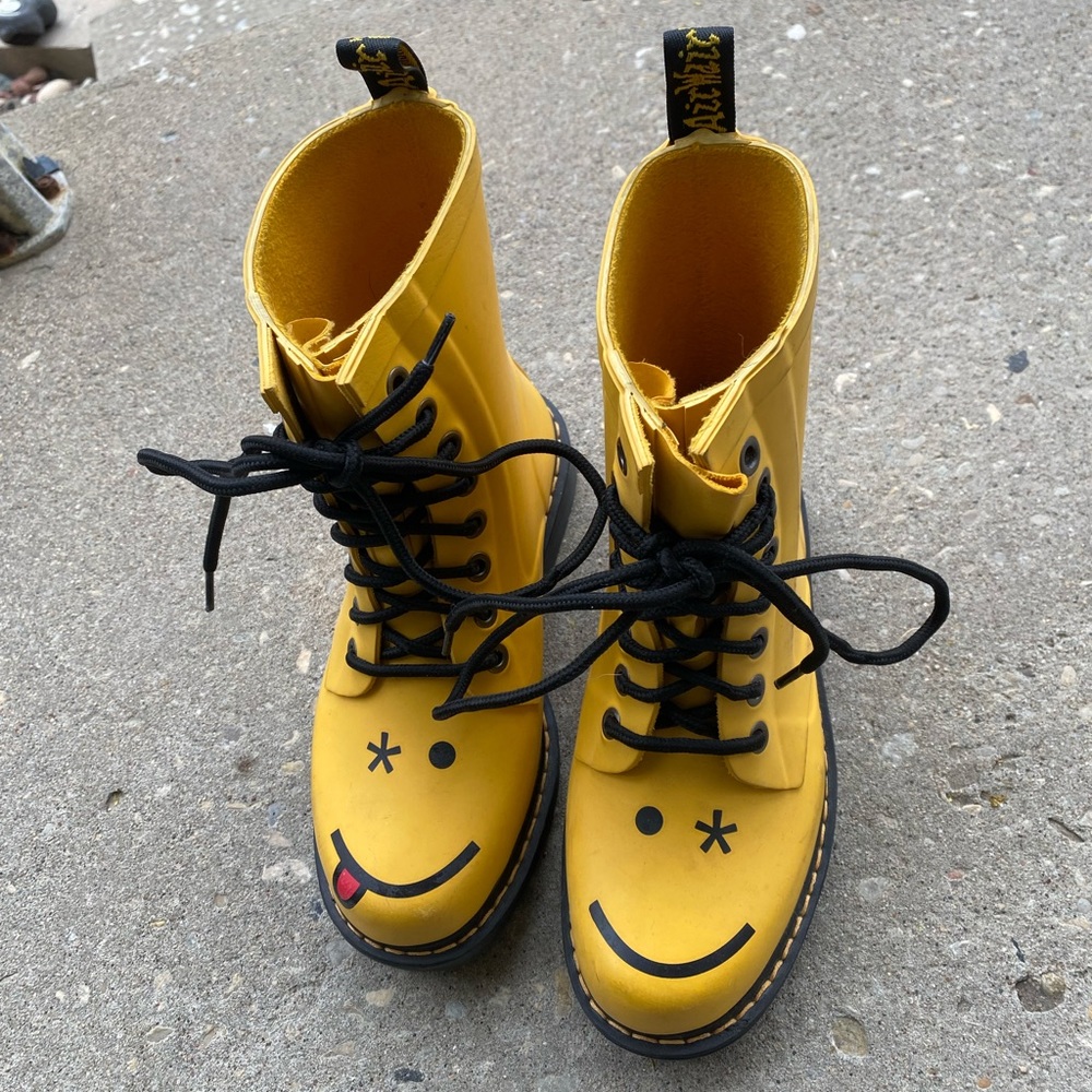 Dr. Martens yellow Hincky smiley boots